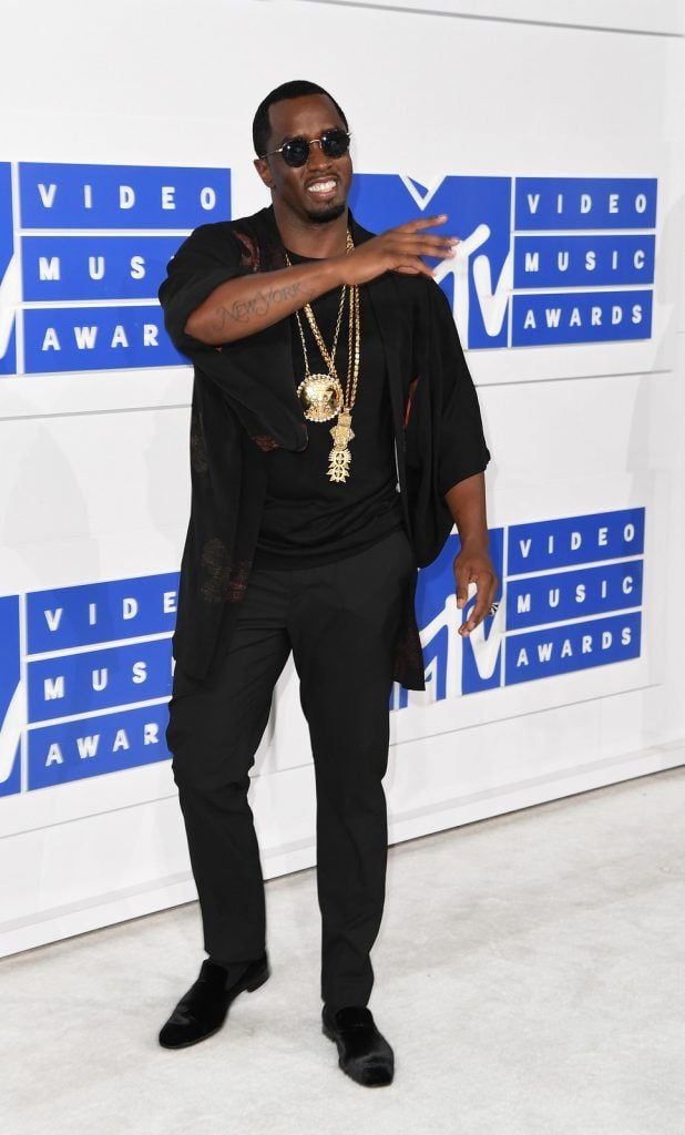 Sean Diddy Combs arrives for the 2016 MTV Video Music Awards August 28, 2016 at Madison Square Garden in New York. / AFP / Angela Weiss        (Photo credit should read ANGELA WEISS/AFP/Getty Images)
