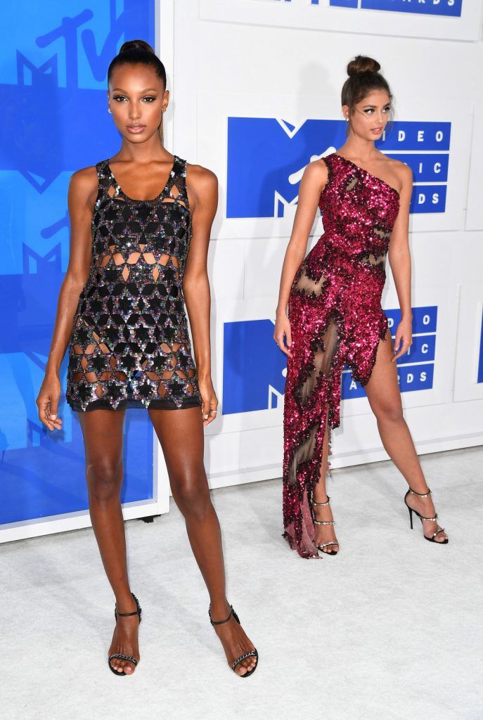 Models Jasmine Tookes and Taylor Hill arrive for the 2016 MTV Video Music Awards August 28, 2016 at Madison Square Garden in New York. / AFP / angela weiss        (Photo credit should read ANGELA WEISS/AFP/Getty Images)