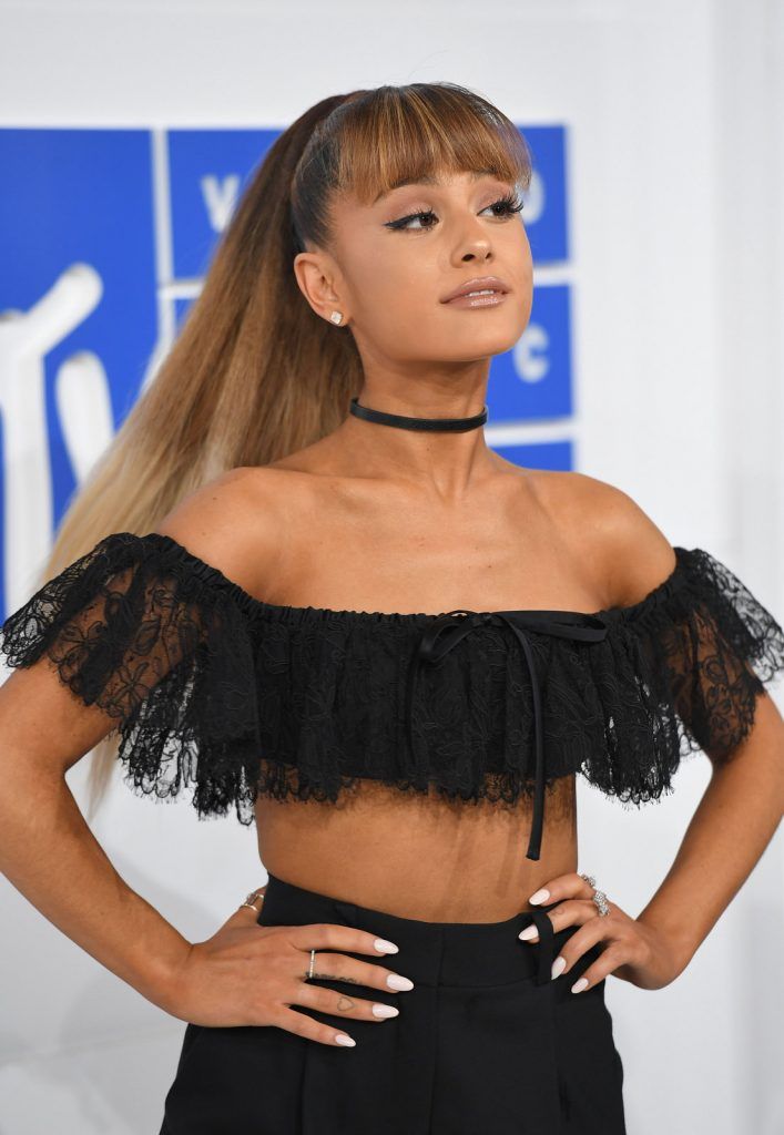 Singer Ariana Grande arrives for the 2016 MTV Video Music Awards August 28, 2016 at Madison Square Garden in New York. / AFP / Angela Weiss        (Photo credit should read ANGELA WEISS/AFP/Getty Images)