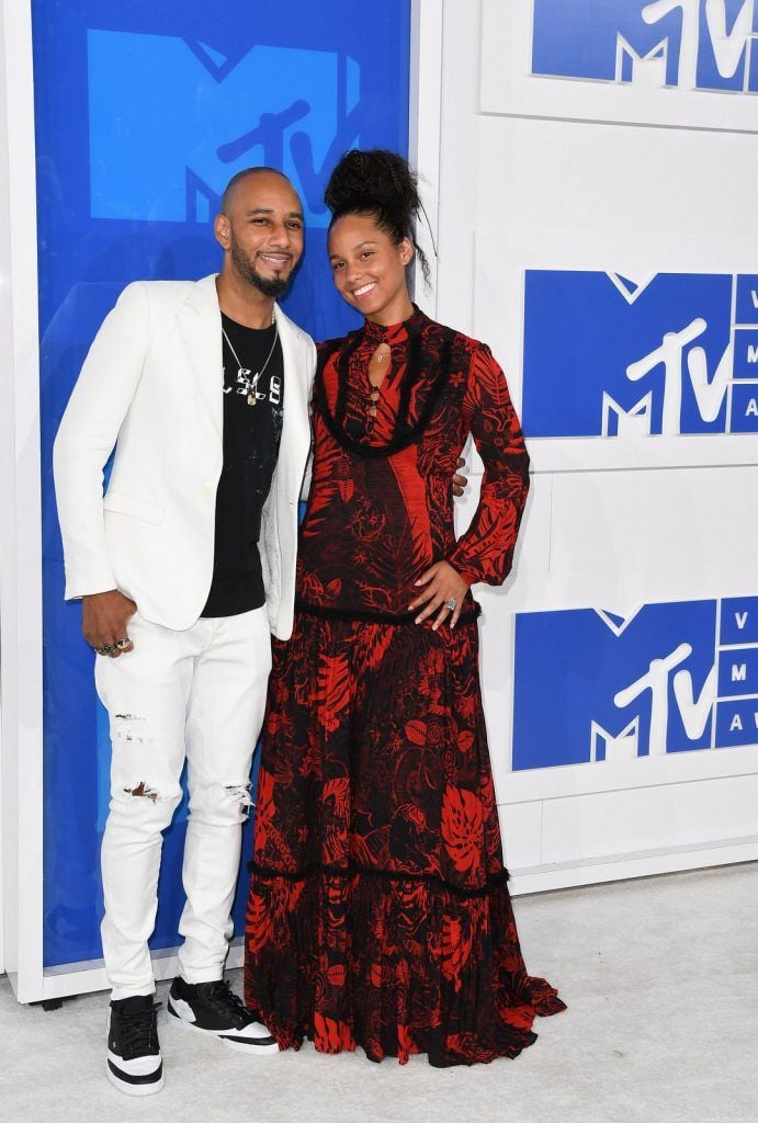 Swizz Beatz (L) and Alicia Keys attend the 2016 MTV Video Music Awards on August 28, 2016 at Madison Square Garden in New York. / AFP / Angela Weiss        (Photo credit should read ANGELA WEISS/AFP/Getty Images)
