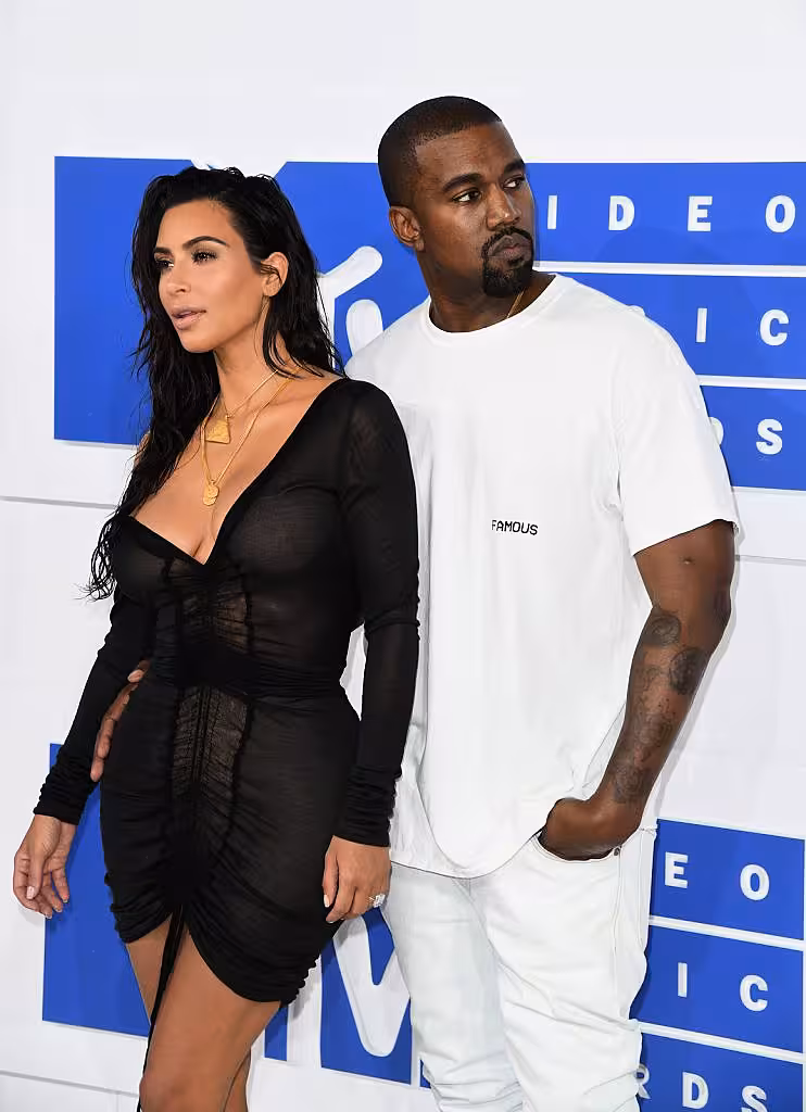 Kim Kardashian and Kanye West arrive for the 2016 MTV Video Music Awards August 28, 2016 at Madison Square Garden in New York. / AFP / Angela Weiss        (Photo credit should read ANGELA WEISS/AFP/Getty Images)
