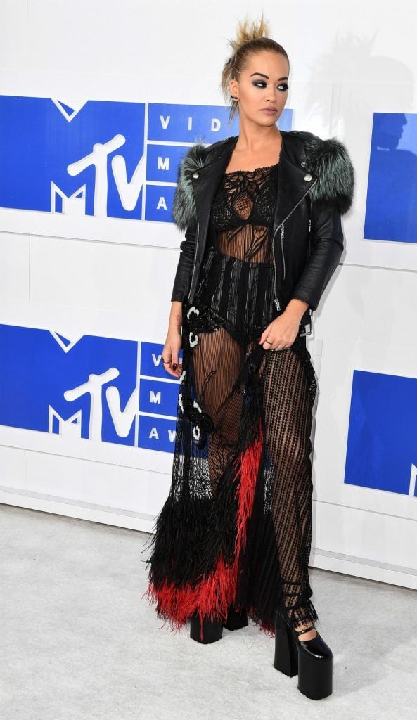Rita Ora attends the 2016 MTV Video Music Awards on August 28, 2016 at Madison Square Garden in New York. / AFP / Angela Weiss        (Photo credit should read ANGELA WEISS/AFP/Getty Images)
