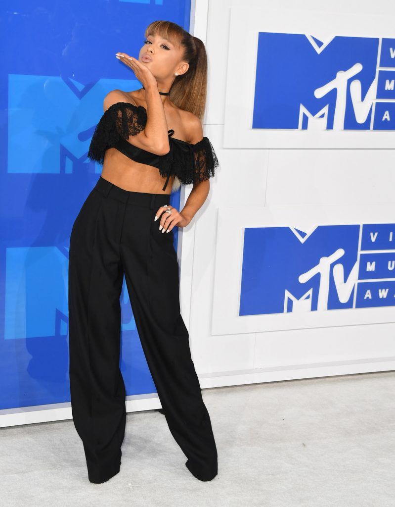 Singer Ariana Grande arrives for the 2016 MTV Video Music Awards August 28, 2016 at Madison Square Garden in New York. / AFP / Angela Weiss        (Photo credit should read ANGELA WEISS/AFP/Getty Images)