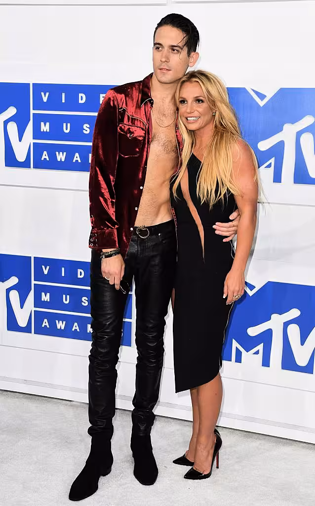 Singer Britney Spears and G-Eazy arrive for the 2016 MTV Video Music Awards August 28, 2016 at Madison Square Garden in New York. / AFP / Angela Weiss        (Photo credit should read ANGELA WEISS/AFP/Getty Images)