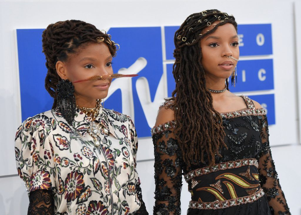 Chloe Bailey (L) and Halle Bailey arrive for the 2016 MTV Video Music Awards August 28, 2016 at Madison Square Garden in New York. / AFP / Angela Weiss        (Photo credit should read ANGELA WEISS/AFP/Getty Images)