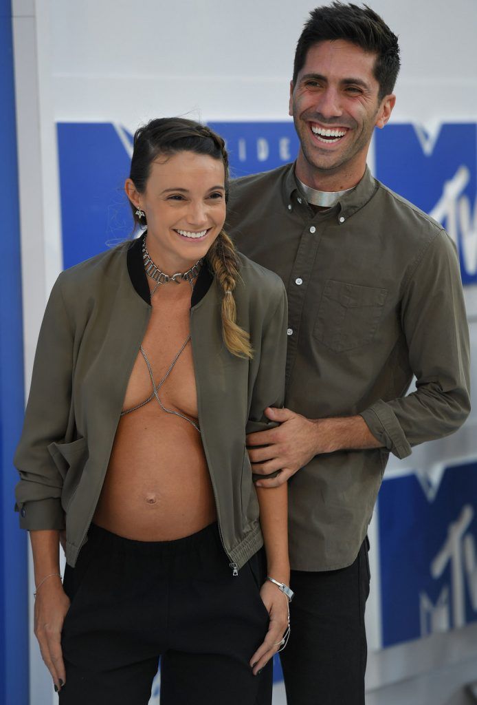 "Catfish" host Nev Schulman and his pregant fiancee Laura Perlongo attend the 2016 MTV Video Music Awards on August 28, 2016 at Madison Square Garden in New York. / AFP / Angela Weiss        (Photo credit should read ANGELA WEISS/AFP/Getty Images)