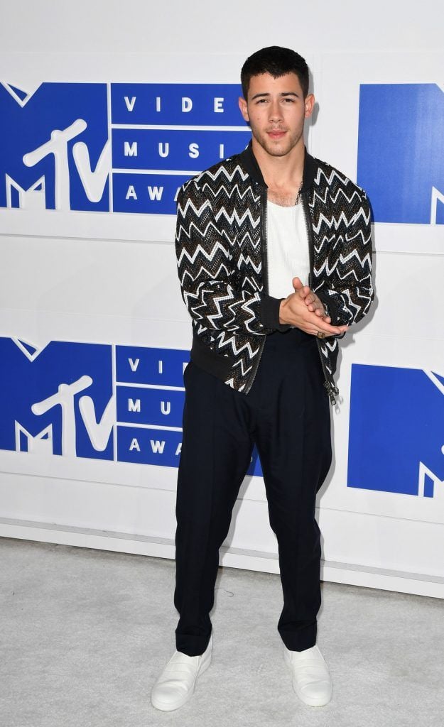 Nick Jonas arrives for the 2016 MTV Video Music Awards August 28, 2016 at Madison Square Garden in New York. / AFP / Angela Weiss        (Photo credit should read ANGELA WEISS/AFP/Getty Images)