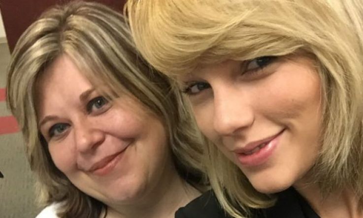 PIC: A Taylor Swift fan is freaking over her mother meething Taylor while on Jury Duty