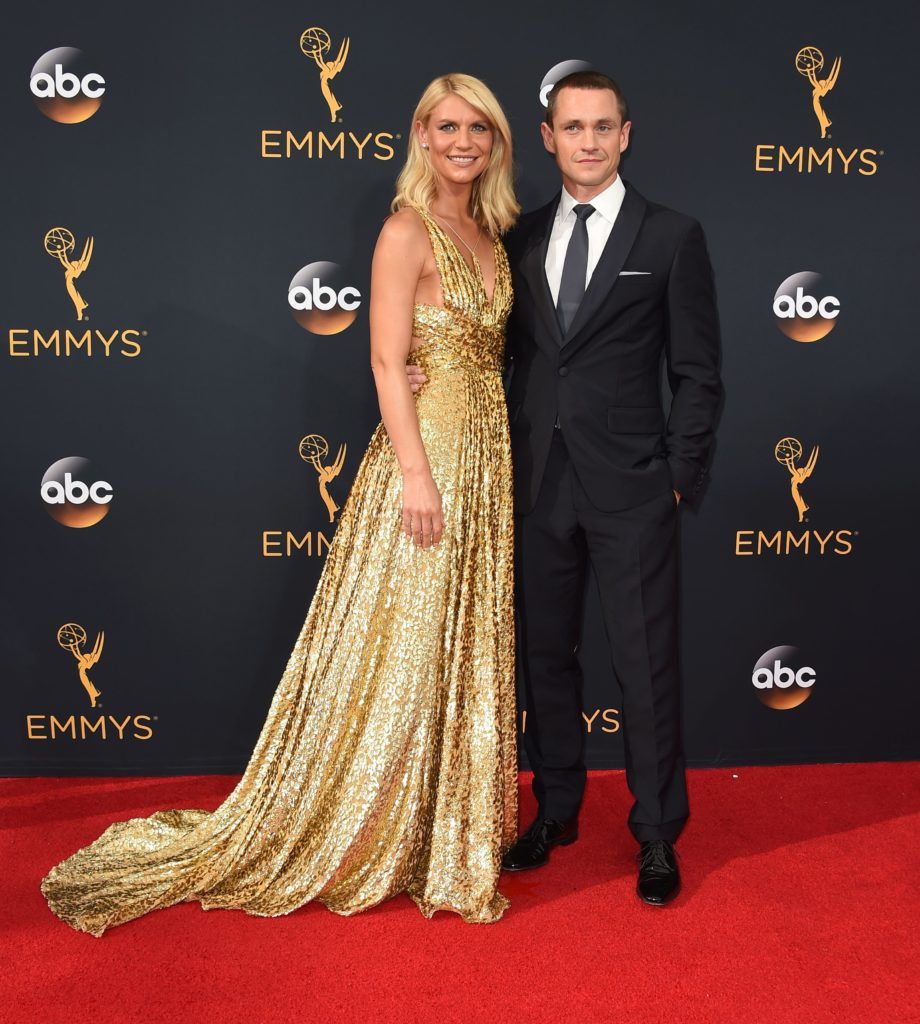 Claire Danes (L) and Hugh Dancy arrive for the 68th Emmy Awards on September 18, 2016 at the Microsoft Theatre in Los Angeles.  / AFP / Robyn Beck (Photo ROBYN BECK/AFP/Getty Images)