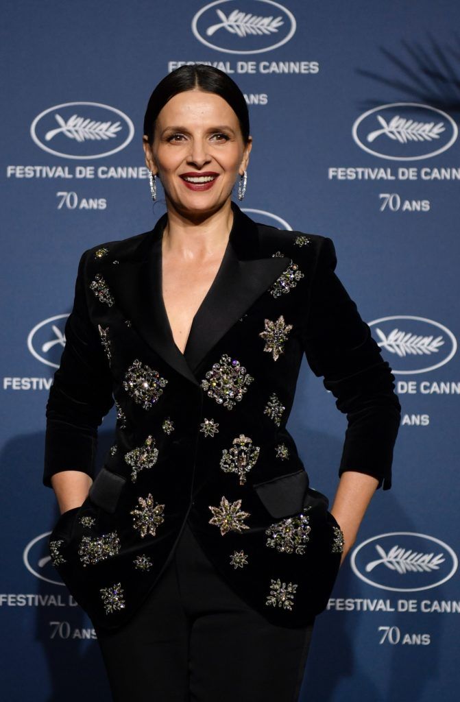 French actress Juliette Binoche poses as she arrives for a ceremony marking the 70th anniversary of the Cannes International Film Festival on September 20, 2016 in Paris. / AFP / PHILIPPE LOPEZ (Photo by PHILIPPE LOPEZ/AFP/Getty Images)