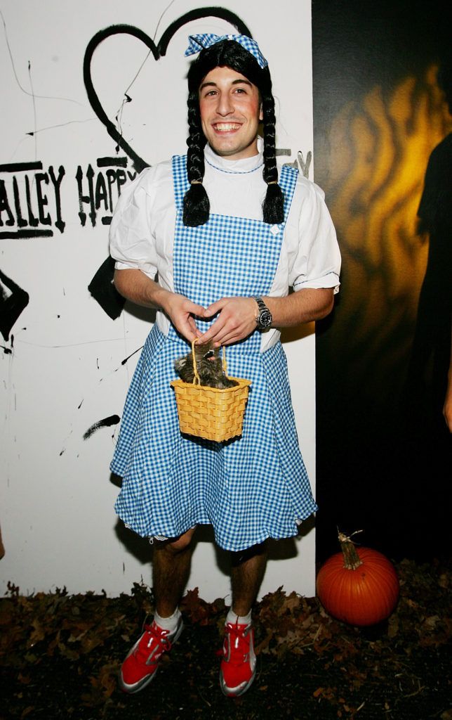 Jason Biggs arrives at Heidi Klum's Annual Halloween party at Happy Valley October 31, 2005 in New York City.  (Photo by Evan Agostini/Getty Images)