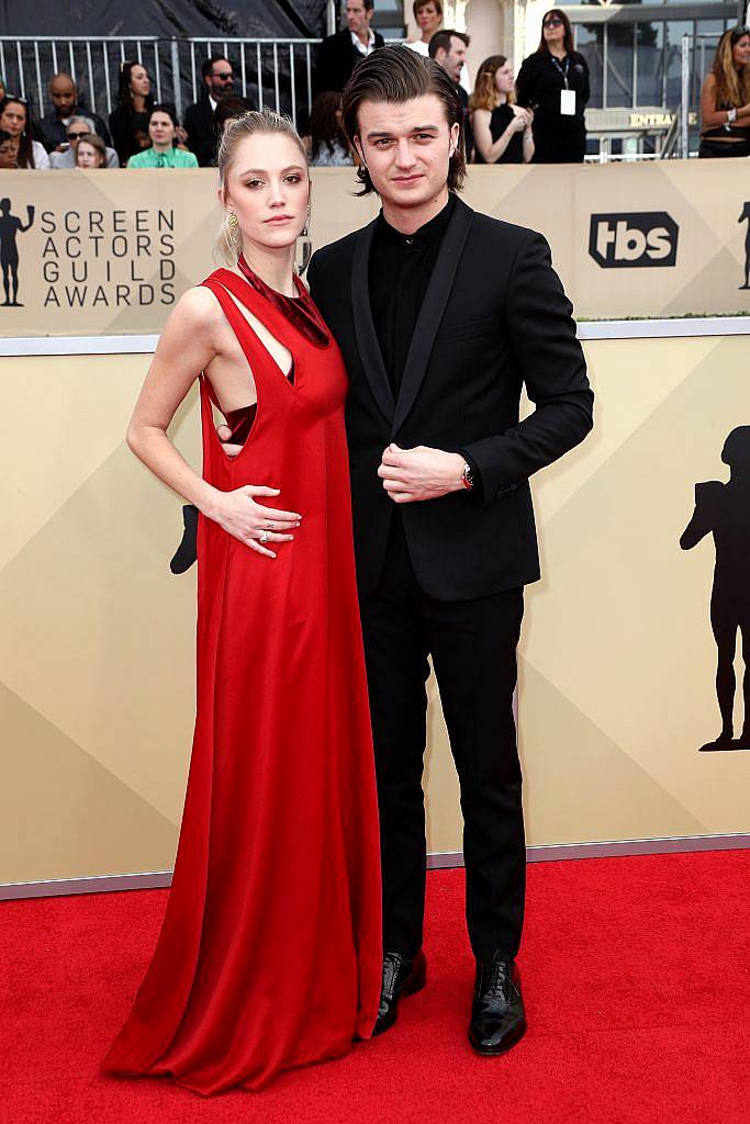 LOS ANGELES, CA - JANUARY 21: Actors Maika Monroe (L) and Joe Keery attend the 24th Annual Screen Actors Guild Awards at The Shrine Auditorium on January 21, 2018 in Los Angeles, California. 27522_017  (Photo by Frederick M. Brown/Getty Images)