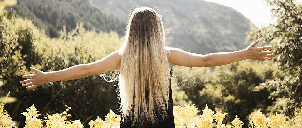 This Is The Only Serum That Keeps Our Hair Straight All Day Beaut Ie