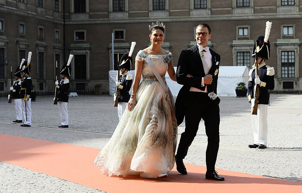 Sweden's Crown Princess Victoria (L) and Sweden's Prince Daniel arrive for the wedding of Sweden's Crown Prince Carl Philip and Sofia Hellqvist at Stockholm Palace on June 13, 2015. AFP PHOTO / JONATHAN NACKSTRAND        (Photo credit should read JONATHAN NACKSTRAND/AFP/Getty Images)