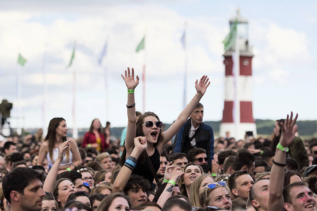 PLYMOUTH, ENGLAND - JULY 22:  Fans enjoy the MTV Crashes Plymouth concert at Plymouth Hoe on July 22, 2014 in Plymouth, England.  (Photo by Matthew Horwood/Getty Images for MTV UK)