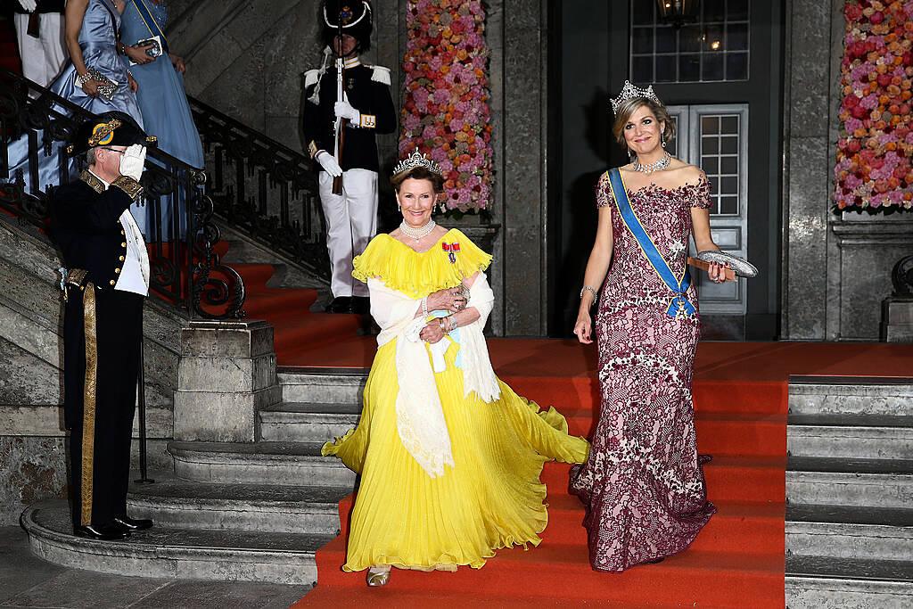 STOCKHOLM, SWEDEN - JUNE 13: Queen Sonja of Norway(L) and Queen Maxima of The Netherlands (R) depart after the royal wedding of Prince Carl Philip of Sweden and Sofia Hellqvist on June 13, 2015 in Stockholm, Sweden.  (Photo by Andreas Rentz/Getty Images)