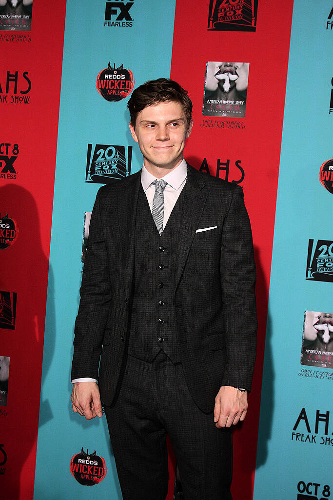 Featuring: Evan Peters

Nikki Nelson/WENN.com