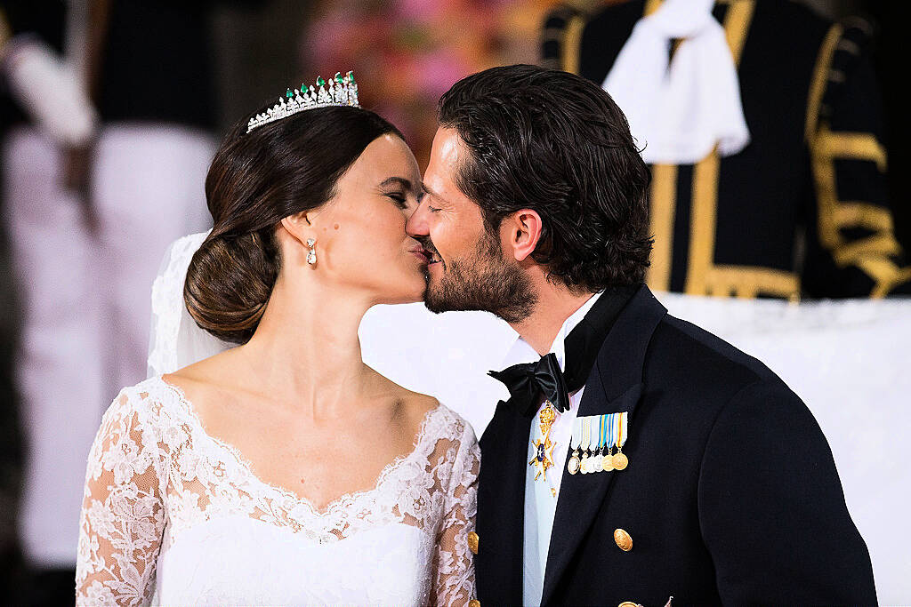 STOCKHOLM, SWEDEN - JUNE 13: Prince Carl Philip of Sweden kisses his new wife Princess Sofia of Sweden after their marriage ceremony on June 13, 2015 in Stockholm, Sweden.  (Photo by Andreas Rentz/Getty Images)