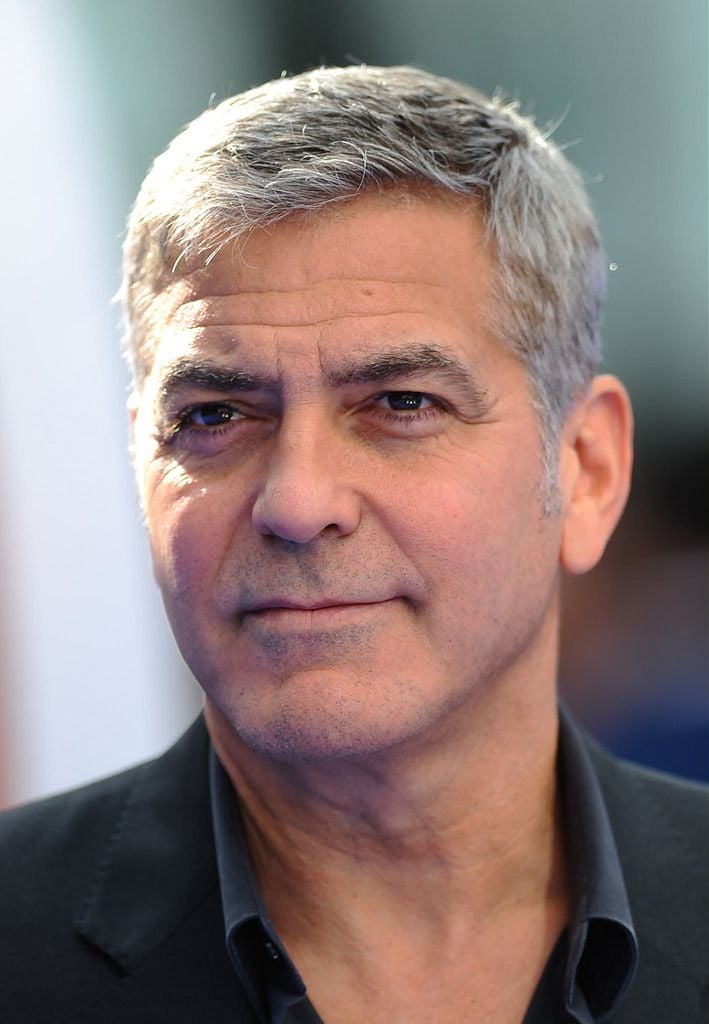 Стрижки мужчин 50. Джордж Клуни в 50 лет с короткой стрижкой. Мужские стрижки Джордж Клуни. Джордж Клуни стрижка. Мужские стрижки для пожилых.