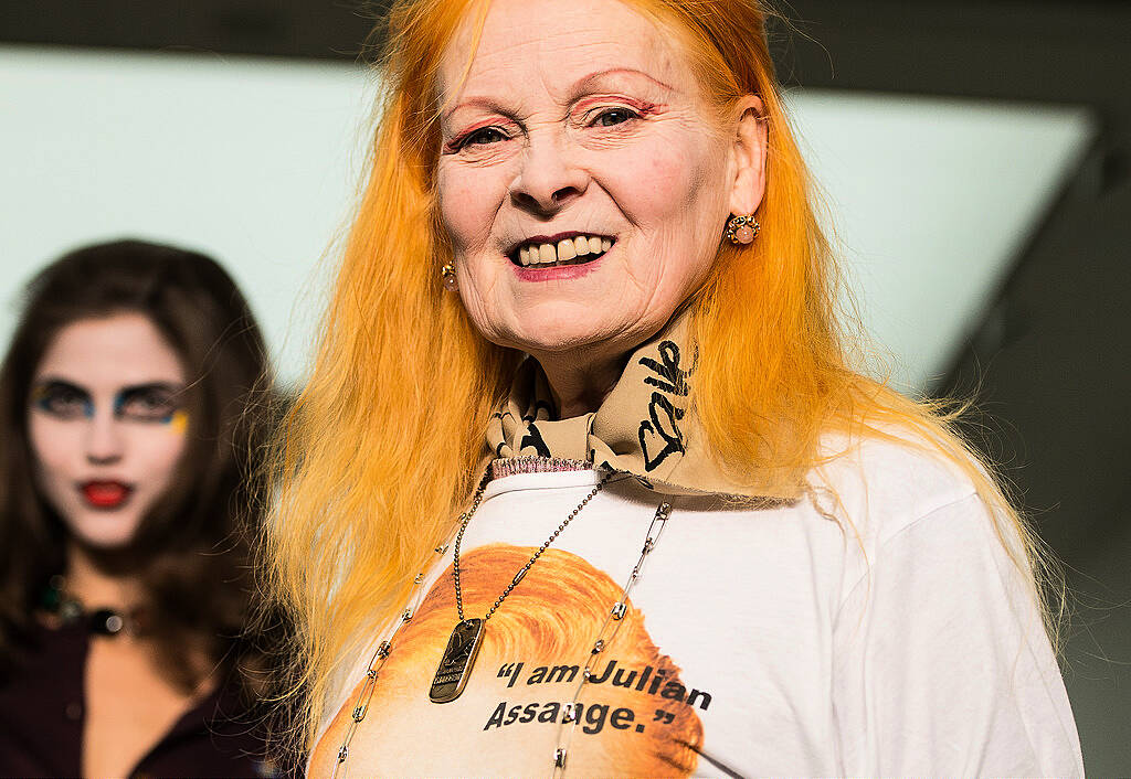 Palace vivienne westwood. Вивьен Вествуд модельер. Вивьен Вествуд с внучкой. Вивьен Вествуд у королевы.