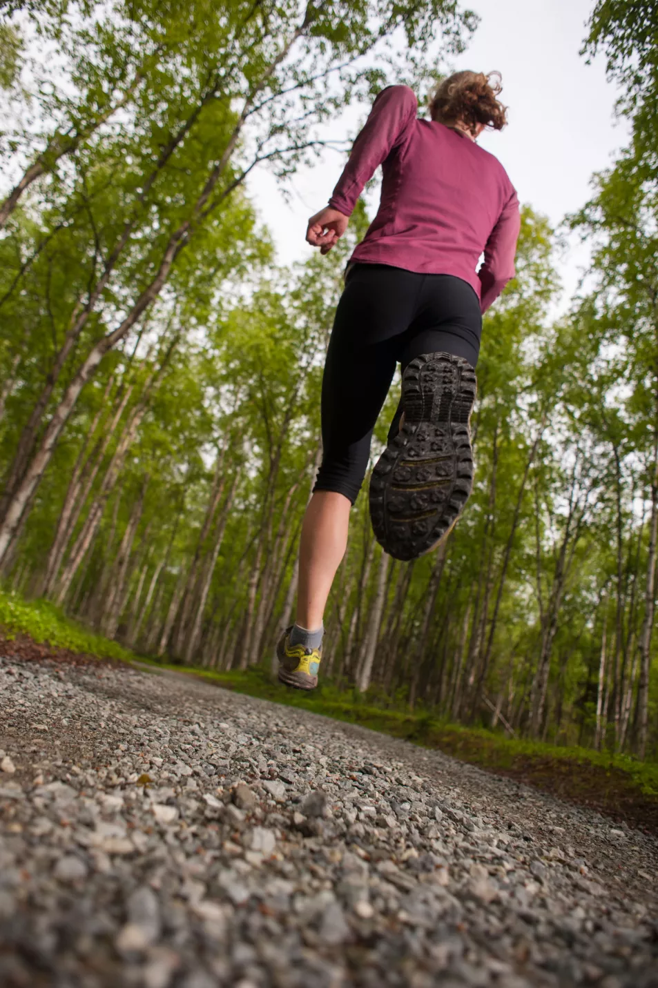 woman trailrunning