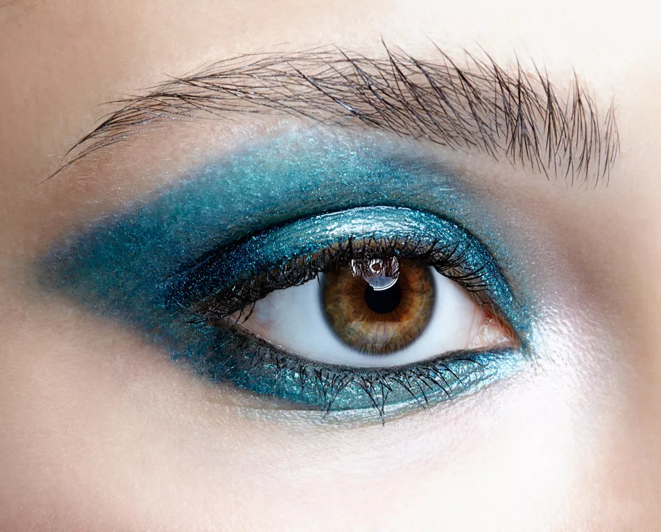 blue shimmer eye make-up