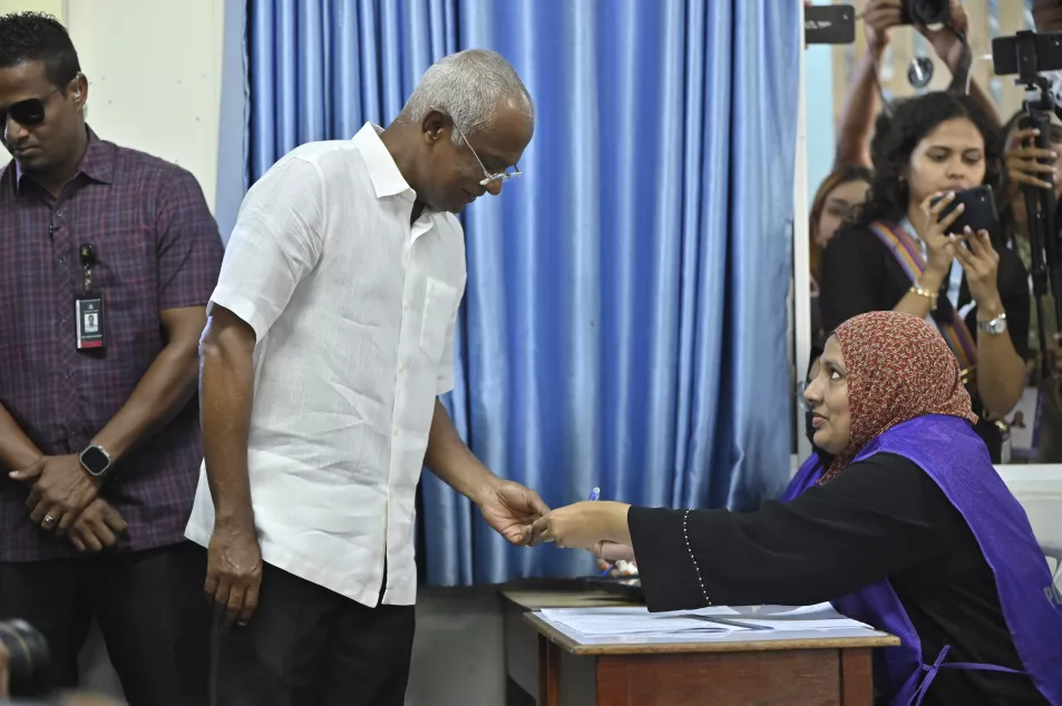 Presidente Ibrahim Mohamed Solih vota em assembleia de voto 