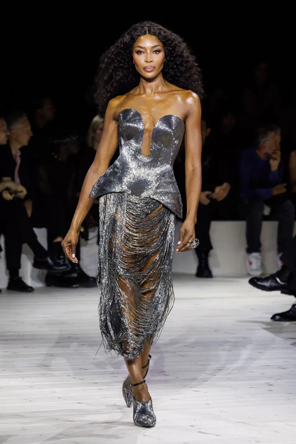 Naomi Campbell on catwalk, Alexander McQueen S/S24 