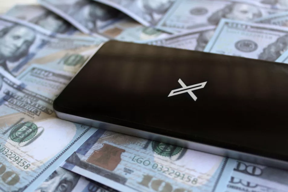 Logotipo do aplicativo X do serviço de rede social em smartphone e dinheiro