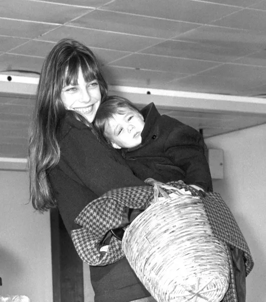 Jane Birkin with her daughter Charlotte in 1972