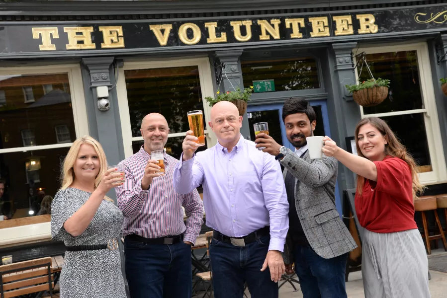 Ross Kemp with volunteers