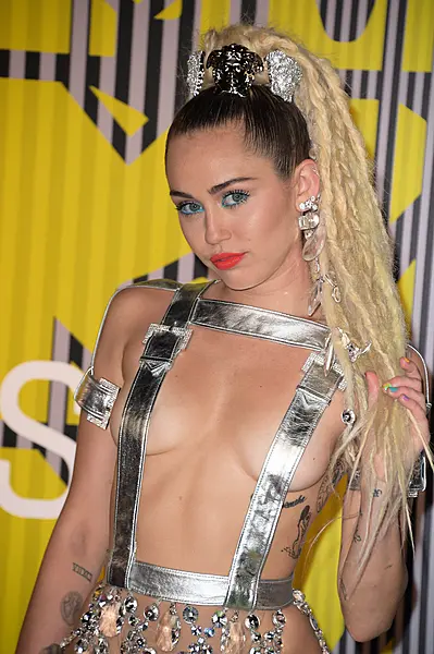 Cyrus at the 2015 VMAs