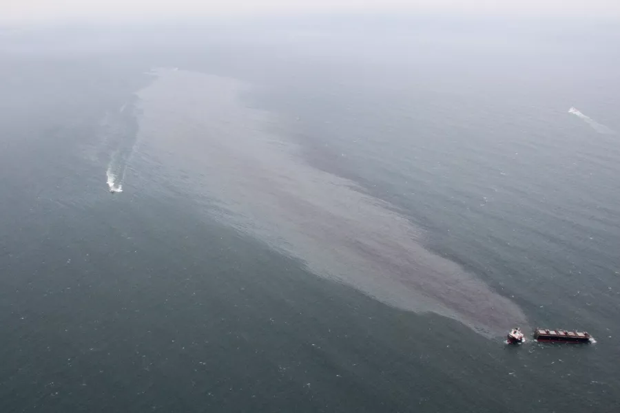 Crimson Polaris spilling oil into the sea 