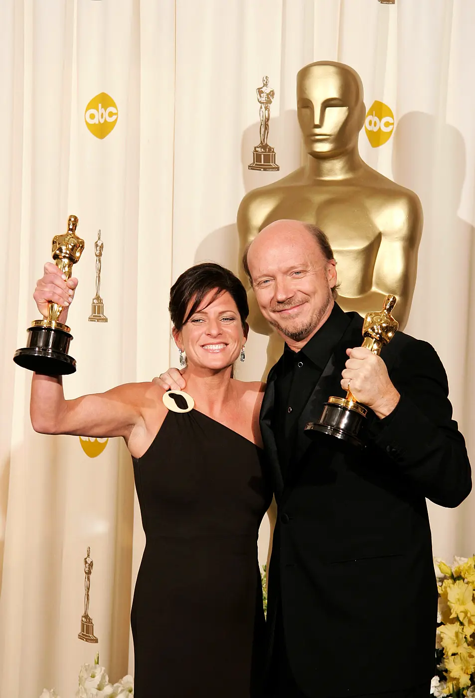 Paul Haggis and Cathy Schulman with their Oscars in 2006