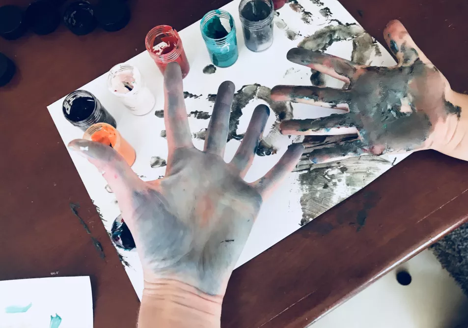 kid finger painting