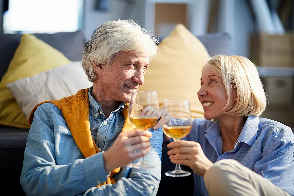 couple on date drinking wine