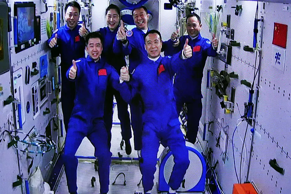 The Shenzhou-15 and Shenzhou-14 crews 