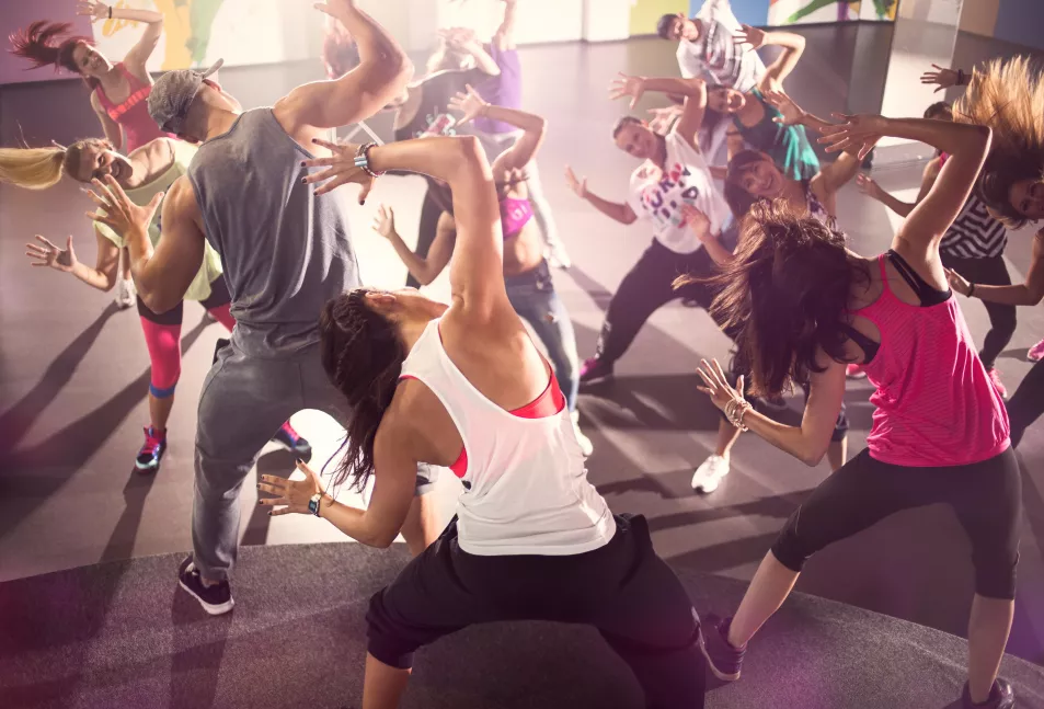 Grupo de dançarinos em treino de Zumba fitness em estúdio (Alamy/PA)