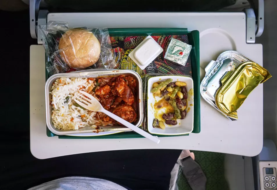 Comida de avión con ensalada de frijoles, arroz y pollo, plato sobre la mesa