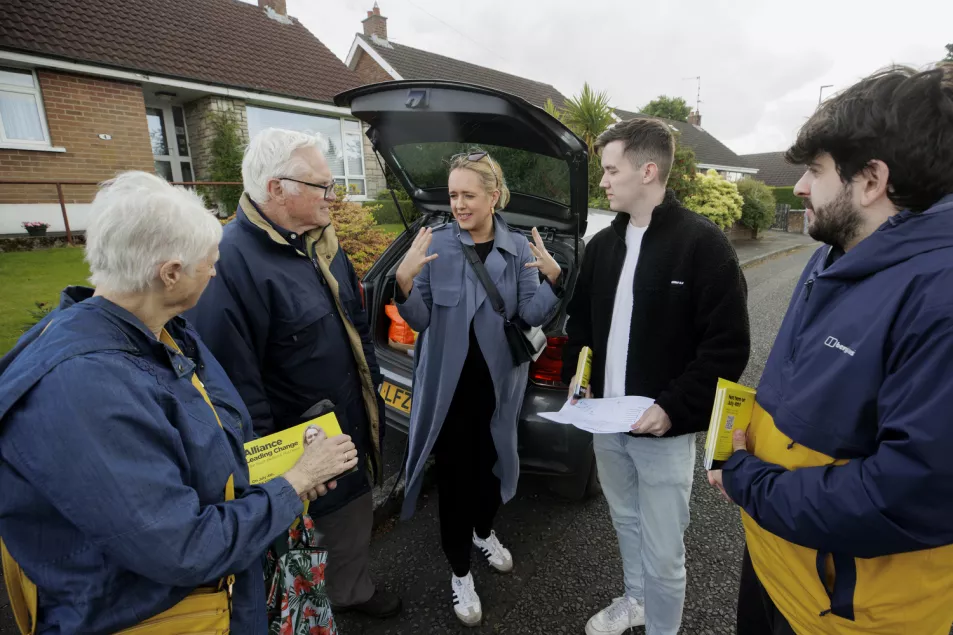 Kate Nicholl speaking to volunteers during a campaign session