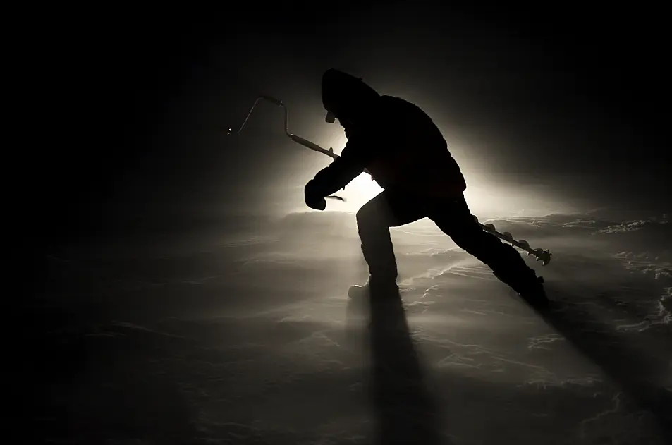  Pen Hadow on a scientific research expedition on the sea ice of Eureka Sound (80º 00”) North, near the Eureka High Arctic Weather Station, Ellesmere Island, northern Canada in December 2008