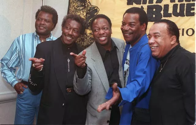 Os Spinners da esquerda;  John Edwards, Bobby Smith, Henry Fambrough, Pervis Jackson e Billy Henderson em Nova York em 1997 