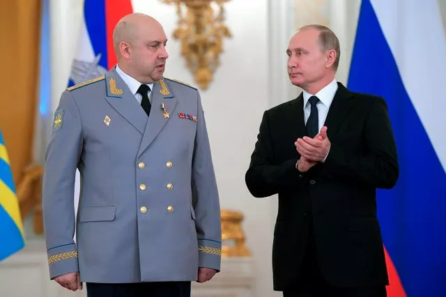 Vladimir Putin with Sergei Surovikin 