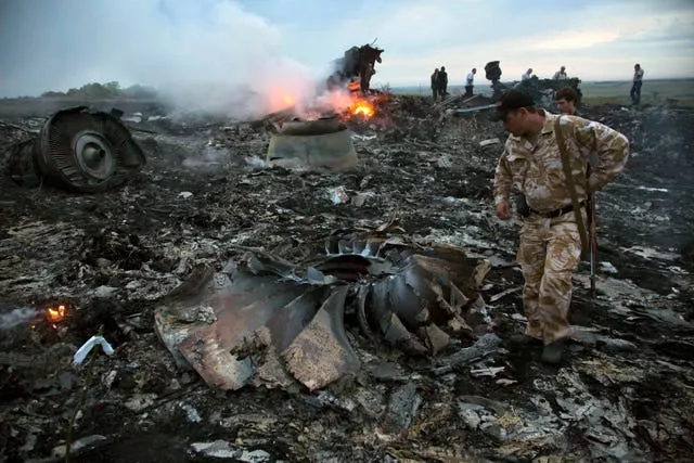 لاشه در حال سوختن هواپیمای MH17