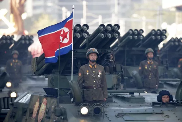 Soldados norte-coreanos montam veículos blindados com lançadores de foguetes enquanto desfilam em Pyongyang, Coreia do Norte, em 2015