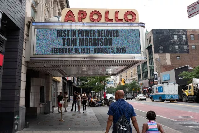 The entrance of the Apollo Theatre 