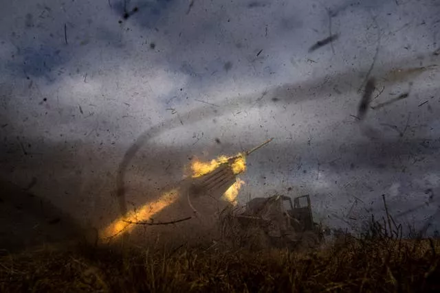 Um lançador de foguetes MSLR BM-21 'Grad' ucraniano dispara contra posições russas na linha de frente perto de Kreminna, Ucrânia