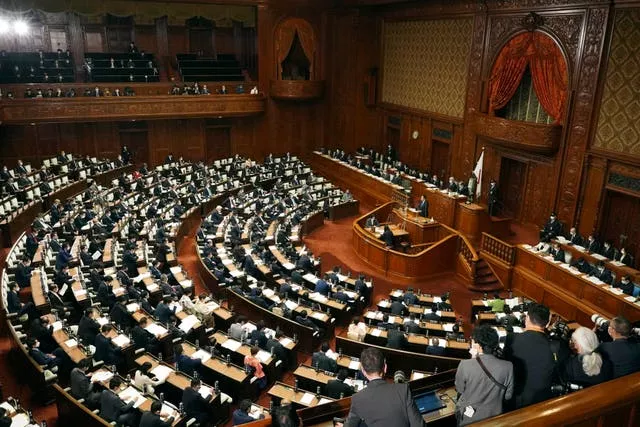 Mr Kishida addresses parliament