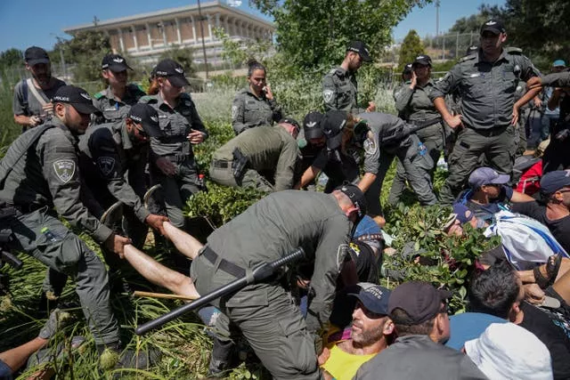 Israeli police scuffle with demonstrators