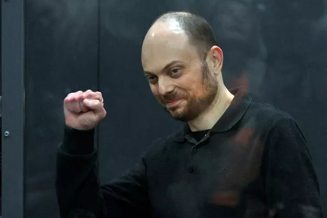 Vladimir Kara-Murza holding up a fist in defiance